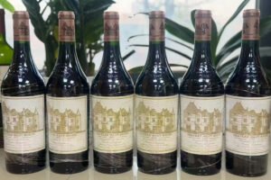 利匯商行香港回收2002 年侯伯王 - Château-Haut-Brion - 正牌紅酒，專業鑑定師把關鑑別，免費上門估價，交易保密可靠。無論私人典藏、完整禮盒2002 年侯伯王 - Château-Haut-Brion - 正牌紅酒均高價收購。本店收購各類威士忌與進口洋酒，全面收納各式名貴酒水，報價公道結算迅速，歡迎藏家諮詢。