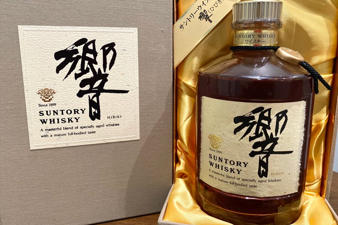 90 年代初發行版本 Hibiki 響金花標是日本威士忌黃金年代的珍品，不少港人珍藏數十載，卻擔心亂報價、誤判真假，想找專業店家回收 90 年代初發行版本 Hibiki 響金花標。博雅收藏深耕本地市場，鑑定公正、流程公開，讓藏家的老酒變現省心又放心。