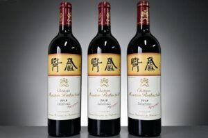 博雅收藏高價收購 2018 年木桐紅酒 Mouton，波爾多一級莊佳釀，風格飽滿濃郁、極具收藏價值，瓶身與原盒保存完好即可前來報價。本店收購 2018 年木桐紅酒 Mouton，長年收購威士忌、香檳各類名酒，免費鑑定、全港可上門現金結款。