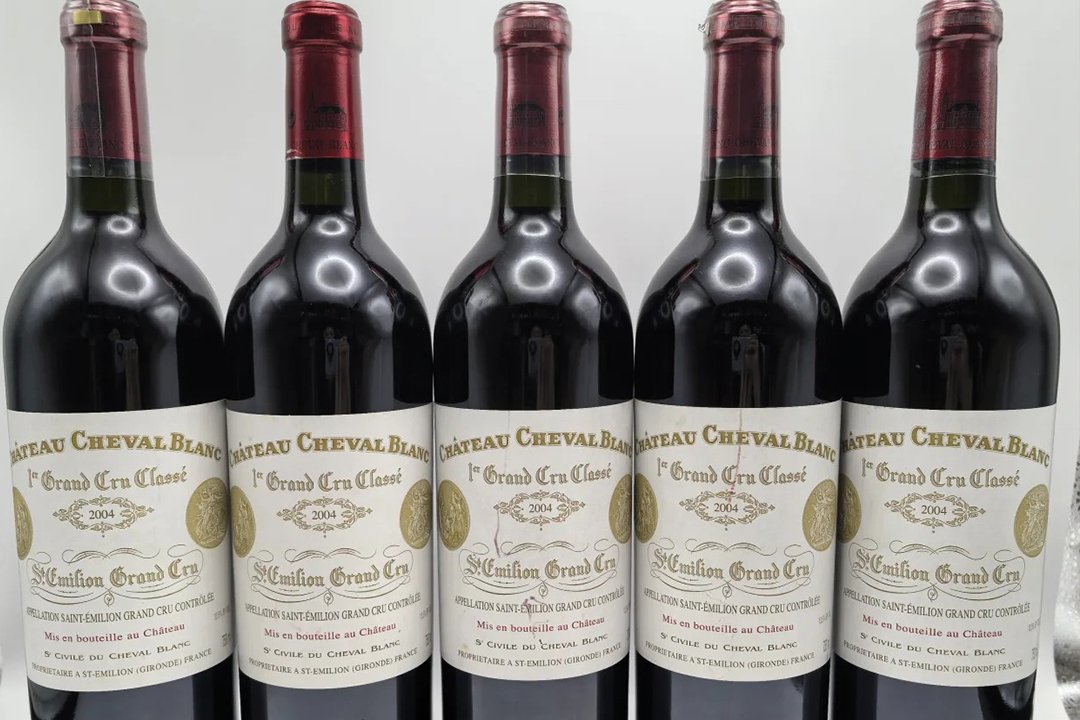 2004 年白馬 Cheval-Blanc 紅酒，博雅收藏高價回收，提供免費相片估價、專業鑑定，支援全港上門驗貨，參考國際酒市行情報價，交易保密、無額外收費，單支或成套藏品均可諮詢。2004 年白馬 Cheval-Blanc 紅酒。