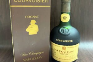 博雅收藏高價收購舊版拿破崙 Fine-Champagne 干邑，擅長鑑辨老干邑版本，線上傳圖即可免費估價。博雅收藏高價收購舊版拿破崙 Fine-Champagne 干邑，同步回收紅酒、香檳、威士忌。全港上門驗貨，報價透明、保障客戶私隱，單瓶藏品或整批酒藏都歡迎諮詢。